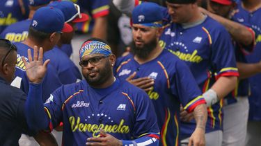 Pablo Sandoval celebra con sus compañeros de Venezuela tras la victoria 2-1 ante Panamá en la Serie del Caribe, el lunes 31 de enero de 2022.&nbsp;
