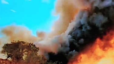 Miembros del Cuerpo de Bomberos de Santo Domingo, coordinados en labor conjunta con la Fuerza Aérea Dominicana, el Sistema de Emergencias 911 han estado presentes desde el primer día tratando de sofocar este incendio en Duquesa.