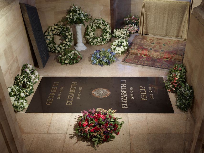 La lápida está situada precisamente en el memorial Jorge VI, padre de la reina Isabel II fallecido en 1952.