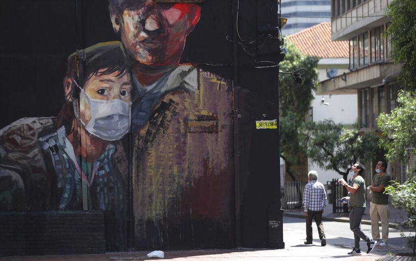 Un mural pintado recientemente muestra a un joven usando una máscara durante una cuarentena ordenada por el gobierno para evitar contagios por el nuevo coronavirus en Bogotá, Colombia, el lunes 13 de abril de 2020. 