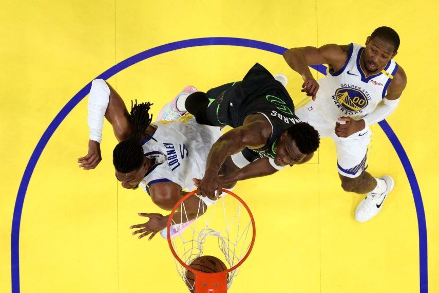 Anthony Edwards #5 de los Minnesota Timberwolves clava el balón contra Kevon Looney #5 de los Golden State Warriors durante la segunda mitad del tercer partido de la segunda ronda de los playoffs de la NBA de la Conferencia Oeste en el Chase Center el 10 de mayo de 2025 en San Francisco, California.  Anthony Edwards #5 de los Minnesota Timberwolves clava el balón contra Kevon Looney #5 de los Golden State Warriors durante la segunda mitad del tercer partido de la segunda ronda de los playoffs de la NBA de la Conferencia Oeste en el Chase Center el 10 de mayo de 2025 en San Francisco, California.