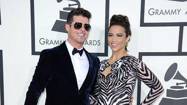 El cantante Robin Thicke con Paula Patton en los Premios Grammy. (AP)