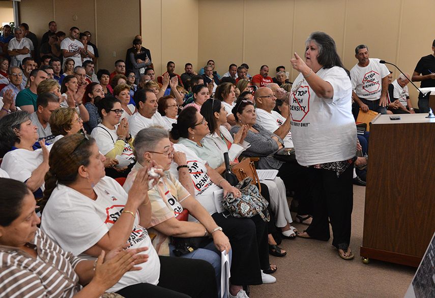 Tania García habla durante la reunión del Concejo de Hialeah. (ÁLVARO MATA)