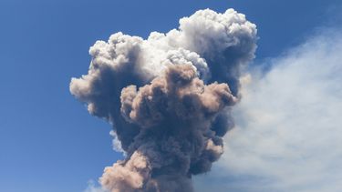 Humo se eleva desde el cráter del volcán Etna durante su erupción, en el Monte Etna, cerca de Catania, el 2 de junio de 2025. Una enorme columna de ceniza, gas y roca se desprendió el 2 de junio de 2025 del Monte Etna, en Italia, el volcán activo más grande de Europa, tras el probable colapso de una parte de su cráter sureste, según informaron las autoridades.&nbsp;