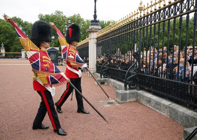 Los miembros de la Guardia de Granaderos de la Compañía Nijmegen y el primer Batallón de la Guardia de Coldstream participan en el Cambio de Guardia en el Palacio de Buckingham, que se lleva a cabo por primera vez desde el inicio de la pandemia del coronavirus en Londres el 23 de agosto. 2021.
