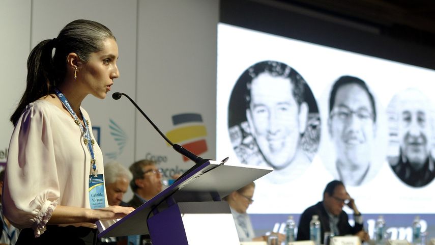 Gabriela Vivanco, periodista ecuatoriana del diario La Hora,&nbsp;interviene en la reunión de medio año de la Sociedad Interamericana de Prensa, SIP, en Medellín, Colombia.&nbsp;