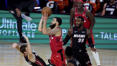 Fred VanVleet (23), de los Raptors de Toronto, dispara al aro frente a Goran Dragic, del Heat de Miami, el 3 de agosto de 2020, en Lake Buena Vista, Florida. 