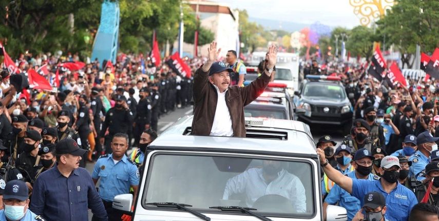 El dictador sandinista Daniel Ortega rodeado de un enorme aparato de seguridad en una calle en la ciudad de Managua.