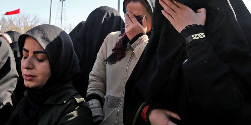 Un grupo de mujeres iraníes se lamenta tras el comienzo del conflicto. (AFP)
