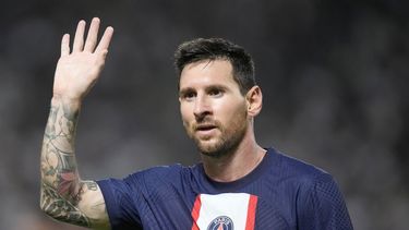 Lionel Messi del Paris Saint-Germain saluda durante la Supercopa de Francia contra Nantes en Tel Aviv, Israel, el 31 de julio de 2022.&nbsp;