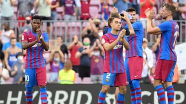 El centrocampista español del Barcelona Ansu Fati (izq.) Y sus compañeros celebran su victoria al final del partido de fútbol de la Liga española entre el FC Barcelona y el Levante UD en el estadio Camp Nou de Barcelona el 26 de septiembre.