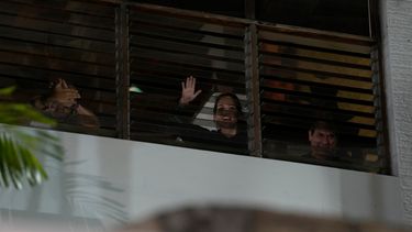 Miembros de la oposición, en la embajada de Argentina, agradecen a sus partidarios que protestan por los resultados oficiales de las elecciones que declararon la reelección del presidente Nicolás Maduro en Caracas.