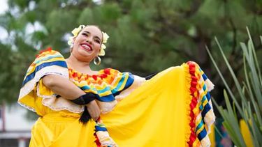 Mujer con atuendo mexicano celebrando el 5 de mayo