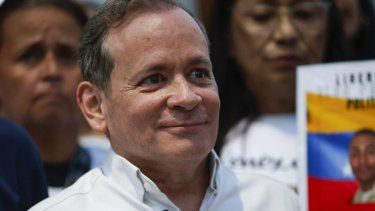 El líder político venezolano Juan Pablo Guanipa hace un gesto después de su liberación de la prisión Helicoide en Caracas el 8 de febrero de 2026. &nbsp;