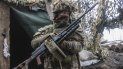 Un soldado ucraniano se ve en la línea de separación de los rebeldes prorrusos en la región de Donetsk, Ucrania, el lunes 10 de enero de 2022. 