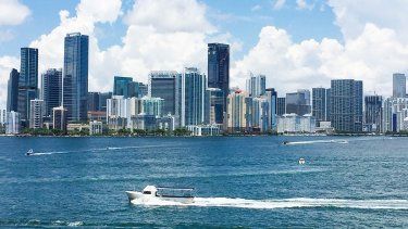 Vista parcial de edificios en la costa de Miami.