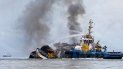 Un remolcador combate un incendio en el pesquero venezolano Taurus I en la ciudad portuaria de Buenaventura, en la costa pacífica de Colombia, el martes 6 de septiembre de 2022.