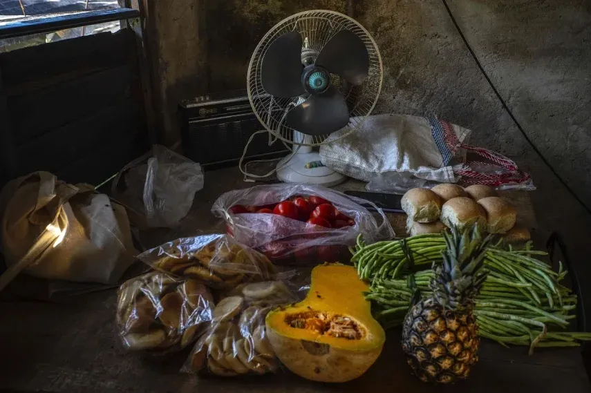 Imagen de los víveres comprados en el mercado por Rosa López en la mesa de su casa en Mariel, Cuba.