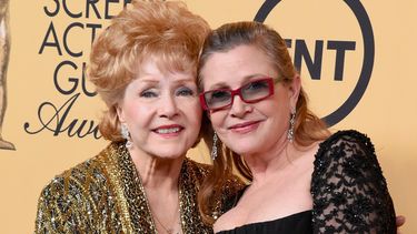 La actriz Debbie Reynolds (izq.) junto a su hija Carrie Fisher, quien falleció este martes 27 de diciembre a los 60 años de edad.