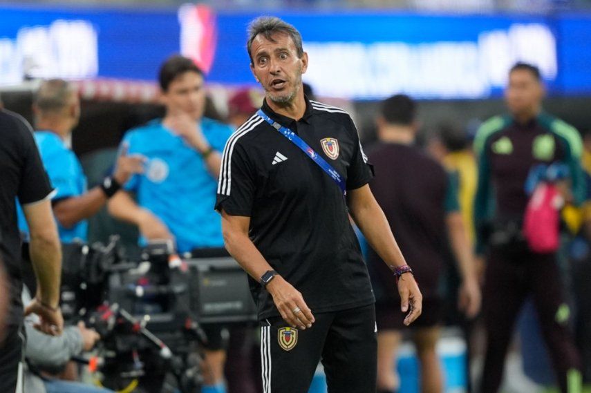 El entrenador de Venezuela, Fernando Batista, reacciona durante un partido ante México en la Copa América el miércoles 26 de junio del 2024, en Inglewood, California.
