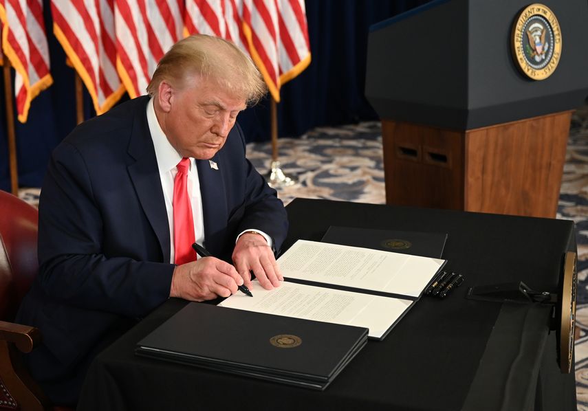 El presidente Donald Trump firma una de las &oacute;rdenes ejecutivas en su despacho de la Casa Blanca.