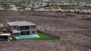 Una casa con piscina destaca en el desierto del valle de Las Vegas, el miércoles 20 de julio de 2022, en Henderson, Nevada.&nbsp;