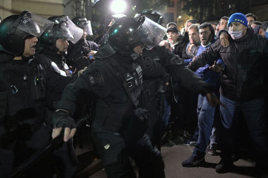 Cordón policial intenta frenar las disputas entre partidarios y opositores a la vicepresidente de Argentina, Cristina Fernández.&nbsp;