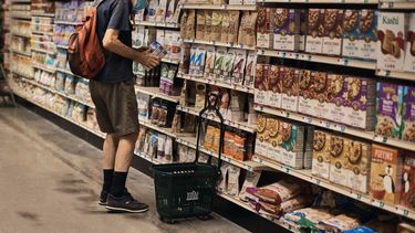 Un hombre compra en un supermercado en Nueva York.&nbsp;