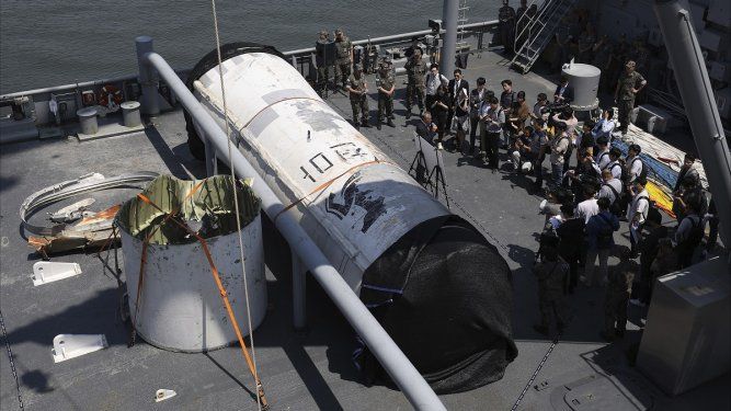 En esta imagen de archivo, objetos rescatados por el ejército de Corea del Sur que podrían formar parte de un vehículo de lanzamiento espacial norcoreano que se estrelló en el mar luego de un fallo en el lanzamiento, expuestos en el mando de la 2da flota de la Marina, en Pyeongtaek, Corea del Sur, el 16 de junio de 2023.&nbsp;