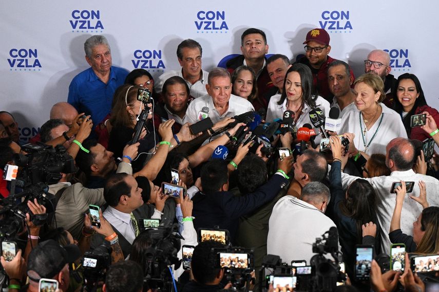 El candidato opositor Edmundo González Urrutia ofrece una conferencia de prensa acompañado por la líder opositora María Corina Machado.