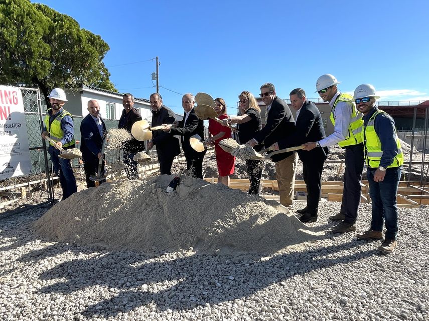 Albert Faz, vice presidente de John Bell Construction, concejal&nbsp; Jesús Tundidor, concejal Carl Zogby, doctor Francisco Diéguez, Esteban Bovo, alcalde de Hialeah, concejala Vivian Muñóz Casals, Mandy Llanes, presidente de la Junta de la Cámara de Comercio de Hialeah,&nbsp;
