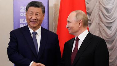 El líder del régimen chino Xi Jinping y el presidente de Rusia Vladimir Putin en el encuentro de la alianza BRICS en Kazán, Rusia.