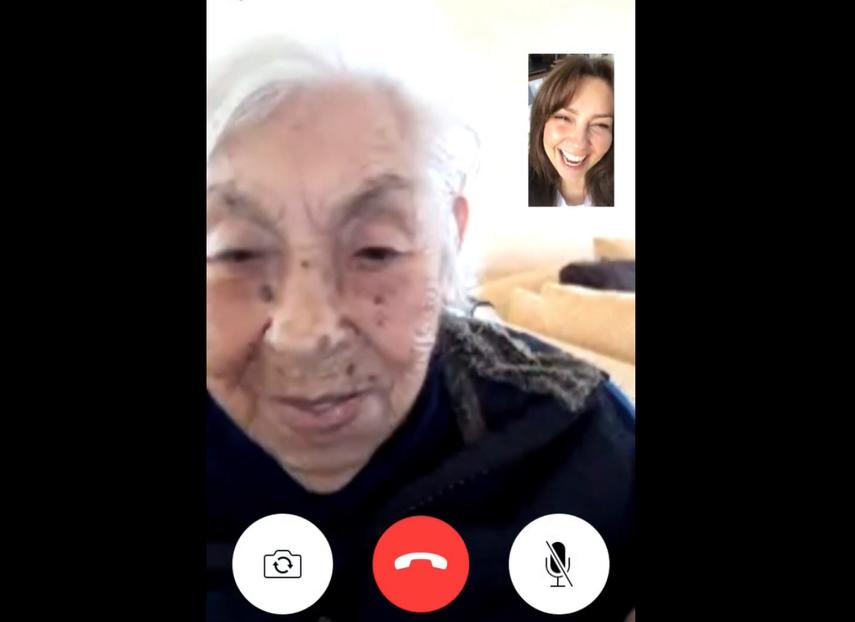 Captura de pantalla de una publicación en la cuenta oficial en Twitter de Thalía, en la que se ve a la cantante hablando con su abuela por videollamada.&nbsp;