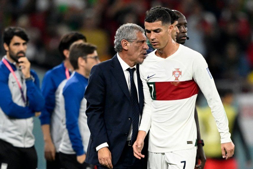 El entrenador de Portugal, Fernando Santos junto a la estrella Cristiano Ronaldo durante el Mundial de Catar 2022