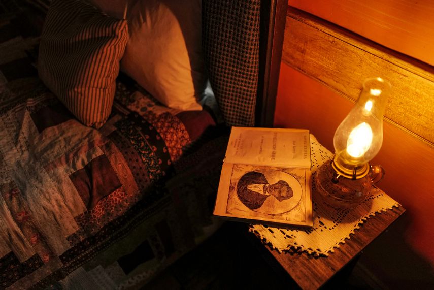 Exposición del Museo Tenement de la casa de Joseph y Rachel Moore, una pareja afroamericana que vivió aquí sin agua corriente y con otros tres huéspedes durante la Guerra Civil de Estados Unidos, en la ciudad de Nueva York el 18 de diciembre de 2023.