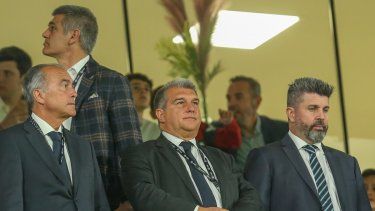 El presidente del Barcelona, Joan Laporta (centro), previo al partido contra Elche por la Liga española, el sábado 1 de abril de 2023.