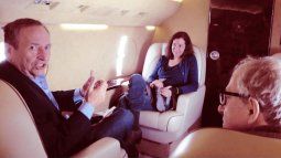 Esta foto sin fecha de la colección personal de Jeffrey Epstein, proporcionada por los demócratas del Comité de Supervisión de la Cámara el 12 de diciembre de 2025, muestra al expresidente de Harvard Larry Summers (izquierda), su esposa y al actor y director Woody Allen. Esta foto sin fecha de la colección personal de Jeffrey Epstein, proporcionada por los demócratas del Comité de Supervisión de la Cámara el 12 de diciembre de 2025, muestra al expresidente de Harvard Larry Summers (izquierda), su esposa y al actor y director Woody Allen.