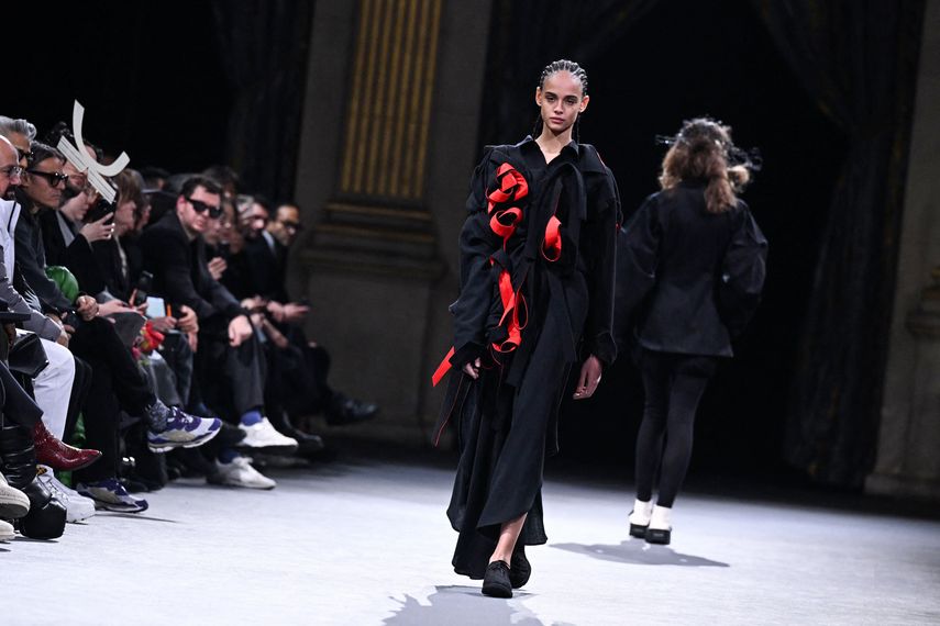 Una modelo presenta una creación de la colección Otoño-Invierno 2023-2024 del japonés Yohji Yamamoto Womenswear durante la Semana de la Moda de París el 3 de marzo de 2023.