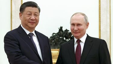El presidente de Rusia, Vladimir Putin y su homólogo chino de visita en Moscú, Xi Jinping.&nbsp;