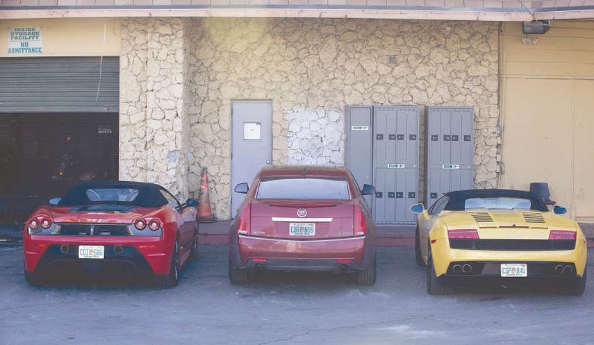 Autos que conducían Bieber y su amigo cuando fueron detenidos por la Policía . (AP)