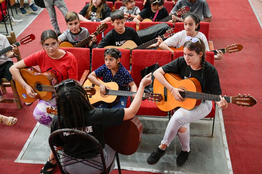 Miembros de la Casa de la Décima Francisco Riverón asisten a un taller de música en Güines, provincia de Mayabeque, Cuba, el 8 de marzo de 2025.&nbsp;