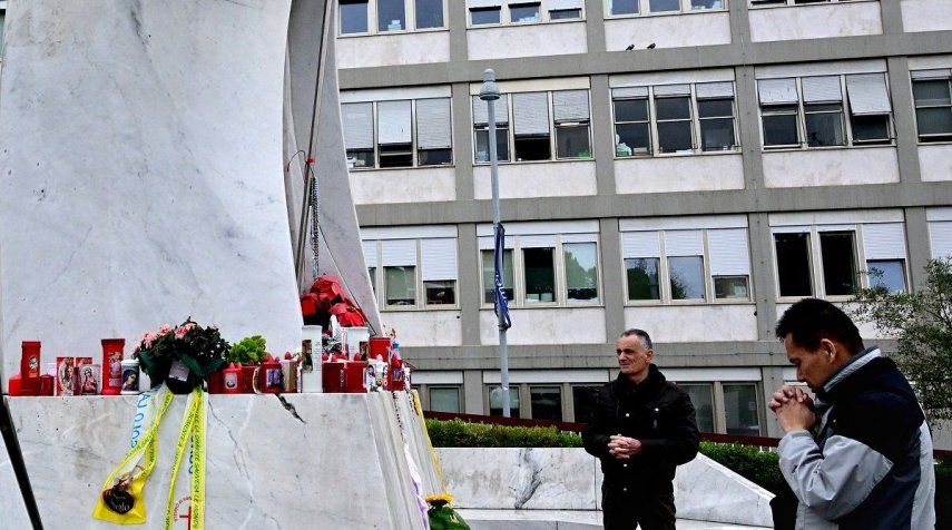 Un hombre reza ante la estatua de Juan Pablo II en el exterior del hospital Gemelli, donde el papa Francisco está internado en Roma, el 25 de febrero de 2025.&nbsp;