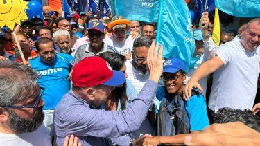 El candidato opositor, Edmundo González Urrutia, durante un recorrido por el estado Vargas (centro-norte)
