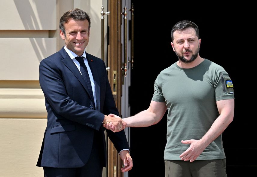 El presidente de Ucrania, Volodimir Zelenski, estrecha la mano del presidente de Francia, Emmanuel Macron (L), antes de una reunión con los líderes de la Unión Europea en el Palacio Mariinsky, en Kiev, el 16 de junio de 2022. &nbsp;
