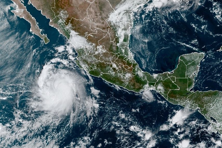 Esta imagen satelital, proporcionada por la Oficina Nacional de Administración Oceánica y Atmosférica de Estados Unidos (NOAA, por sus siglas en inglés), muestra a la tormenta tropical Pamela la mañana del lunes 11 de octubre de 2021, en el Pacífico mexicano.&nbsp;