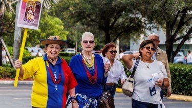 Maritza Urrutia, Margot Pérez Mena and Ana María León estaban entre los miles de venezolanos en el exterior llamados a votar en las elecciones primarias de la oposición para elegir al rival de Nicolás Maduro en las presidenciales de 2024, en Doral, Florida, el domingo 22 de octubre de 2023.