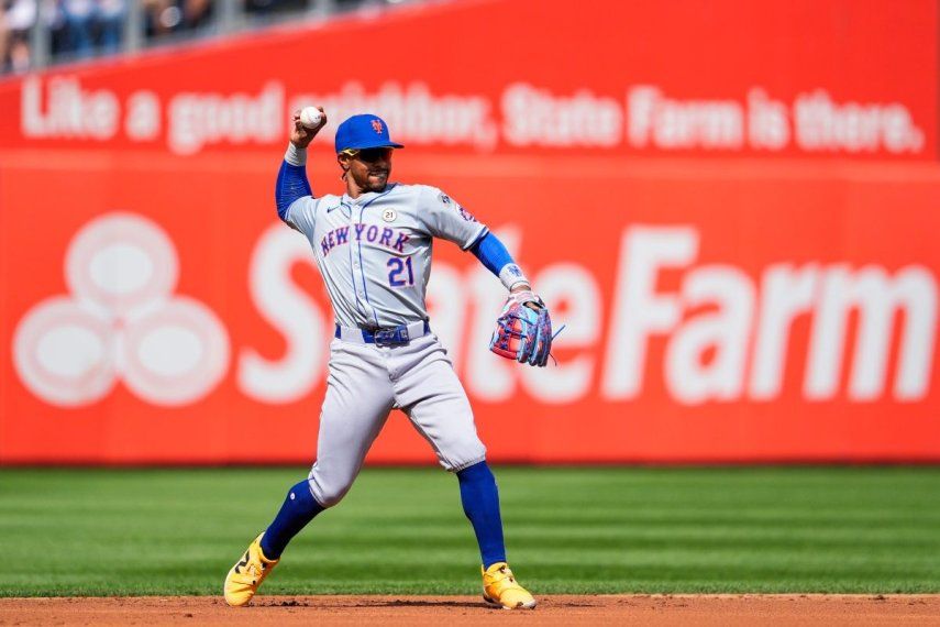 Francisco Lindor de los Mets de Nueva York lanza hacia la primera base para un out ante batazo de Trea Turner, de los Filis de Filadelfia, durante la primera entrada del juego de béisbol del domingo 15 de septiembre de 2024, en Filadelfia.