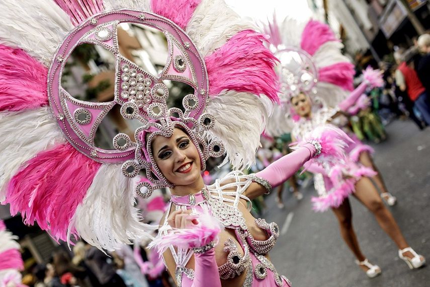 Decenas de miles de personas inundan las calles de Las Palmas de Gran Canaria en la Gran Cabalgata del carnaval de Las mil y una noches y sus mundos de ensueño, acompañando a murgas, comparsas y reinas. (EFE). 