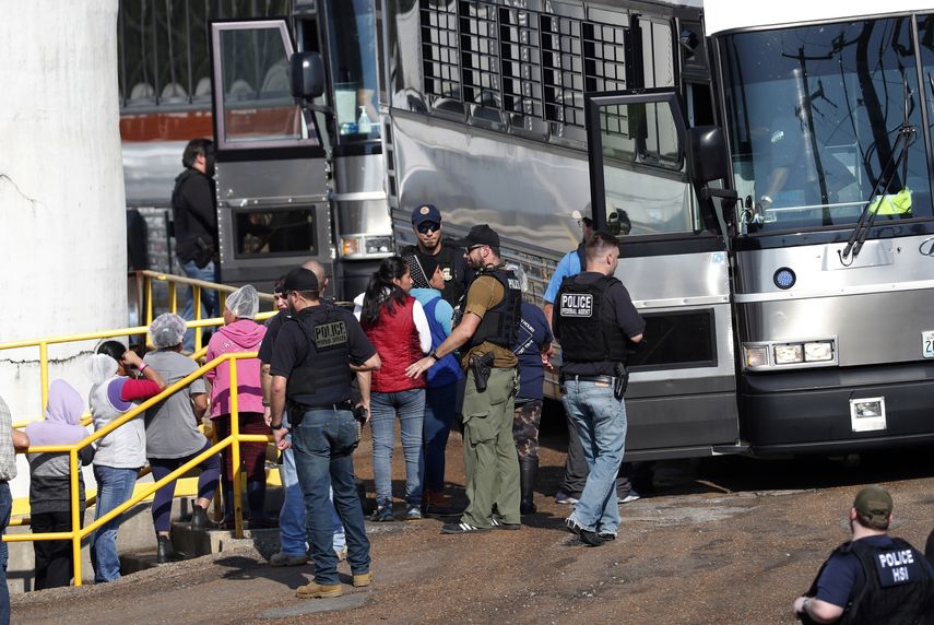 Trabajadores esposados suben a un autob&uacute;s despu&eacute;s de una redada migratoria en la planta av&iacute;cola de Koch Foods Inc. en Morton, Mississippi, el 7 de agosto de 2019.&nbsp;