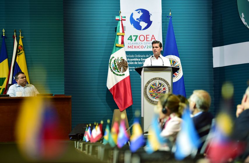 El gobierno mexicano que preside Enrique Peña Nieto comanda un puñado de países que busca un acuerdo en la OEA para tratar una resolucion a la crisis democrática de Venezuela